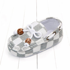 Trendy checkered baby moccasins with decorative beads, White