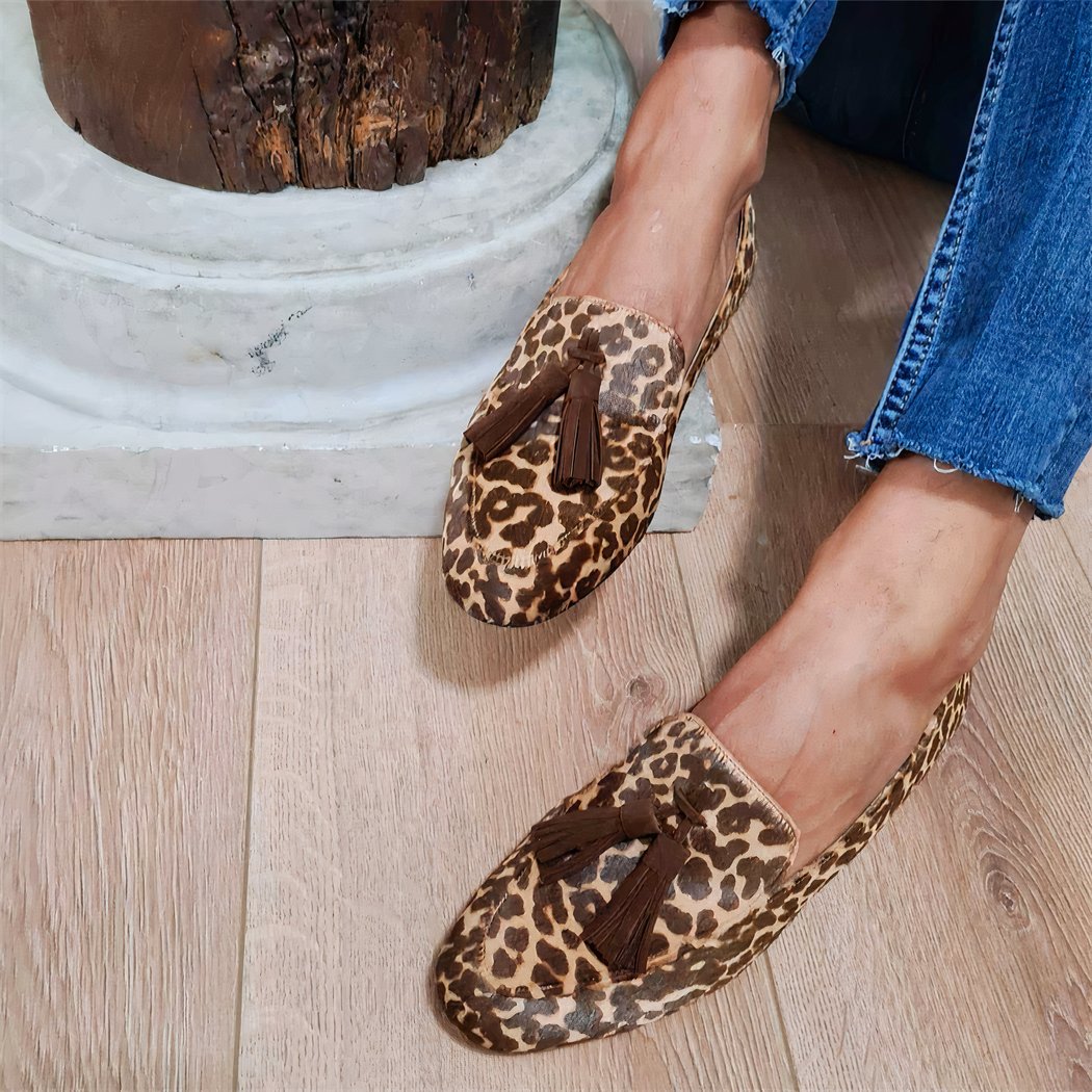 Women's flat loafers with leopard print tassels
