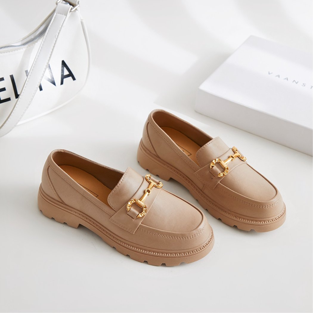 Women's loafers with gold metal chain