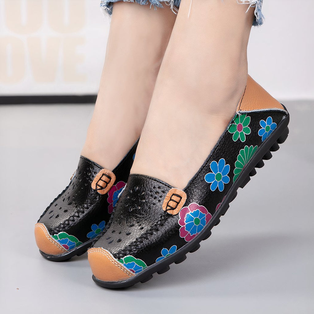 Women's loafers in imitation leather with floral motifs