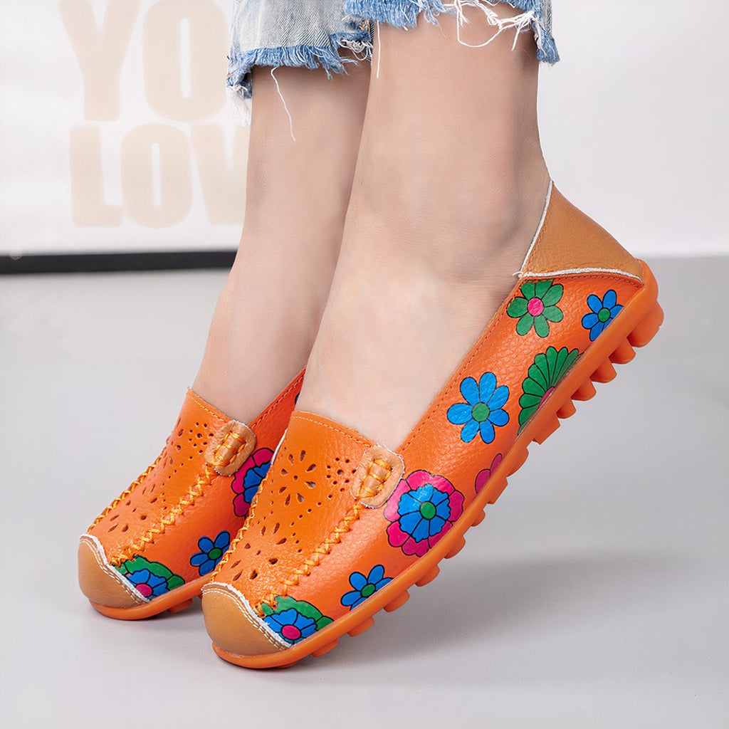 Women's loafers in imitation leather with floral motifs