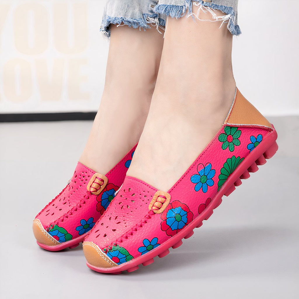 Women's loafers in imitation leather with floral motifs