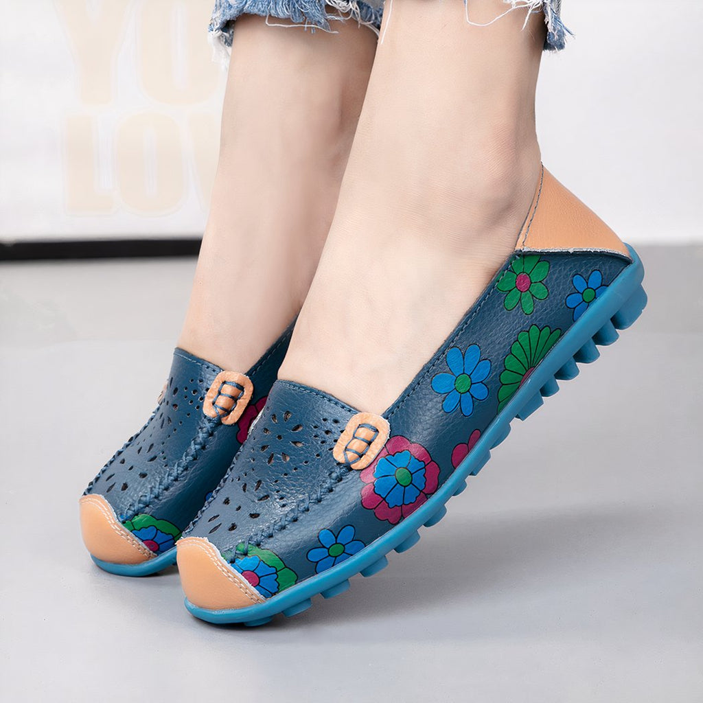 Women's loafers in imitation leather with floral motifs