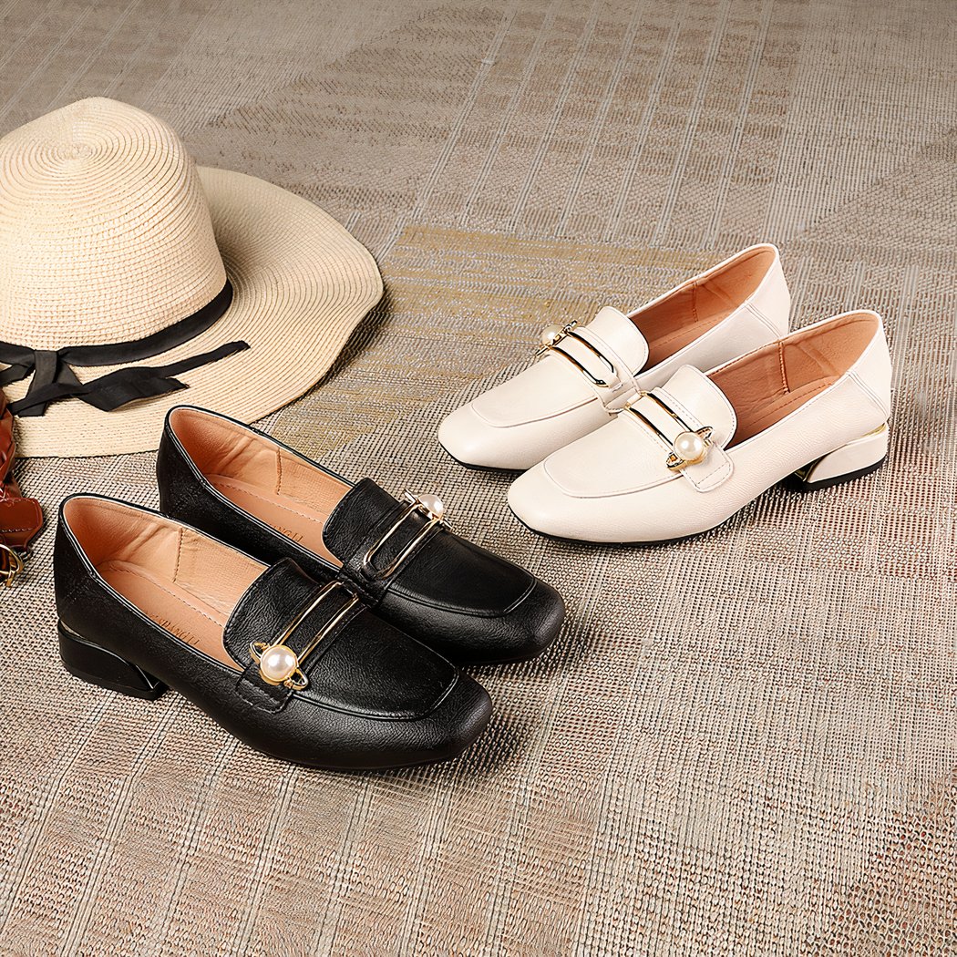 Women's loafers in synthetic leather with thick, square heels