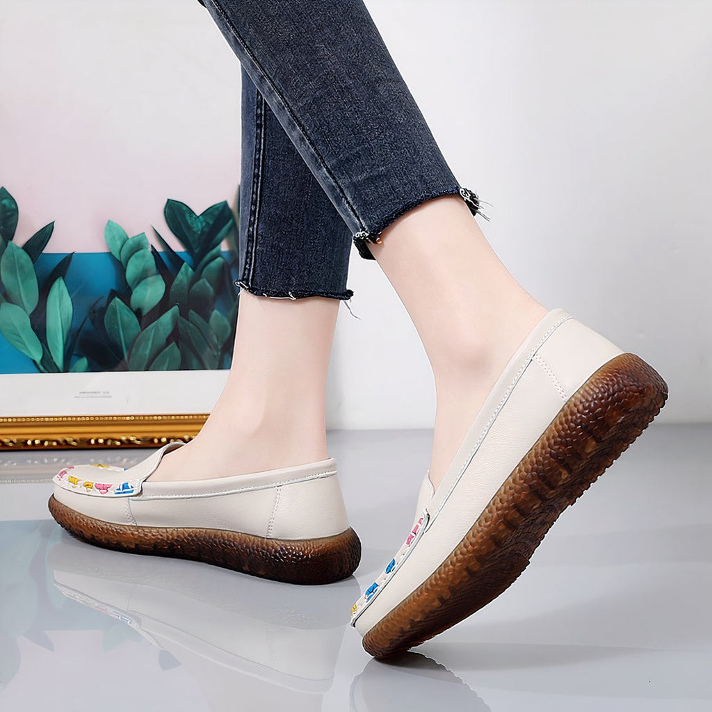Women's loafers with discreet floral motifs