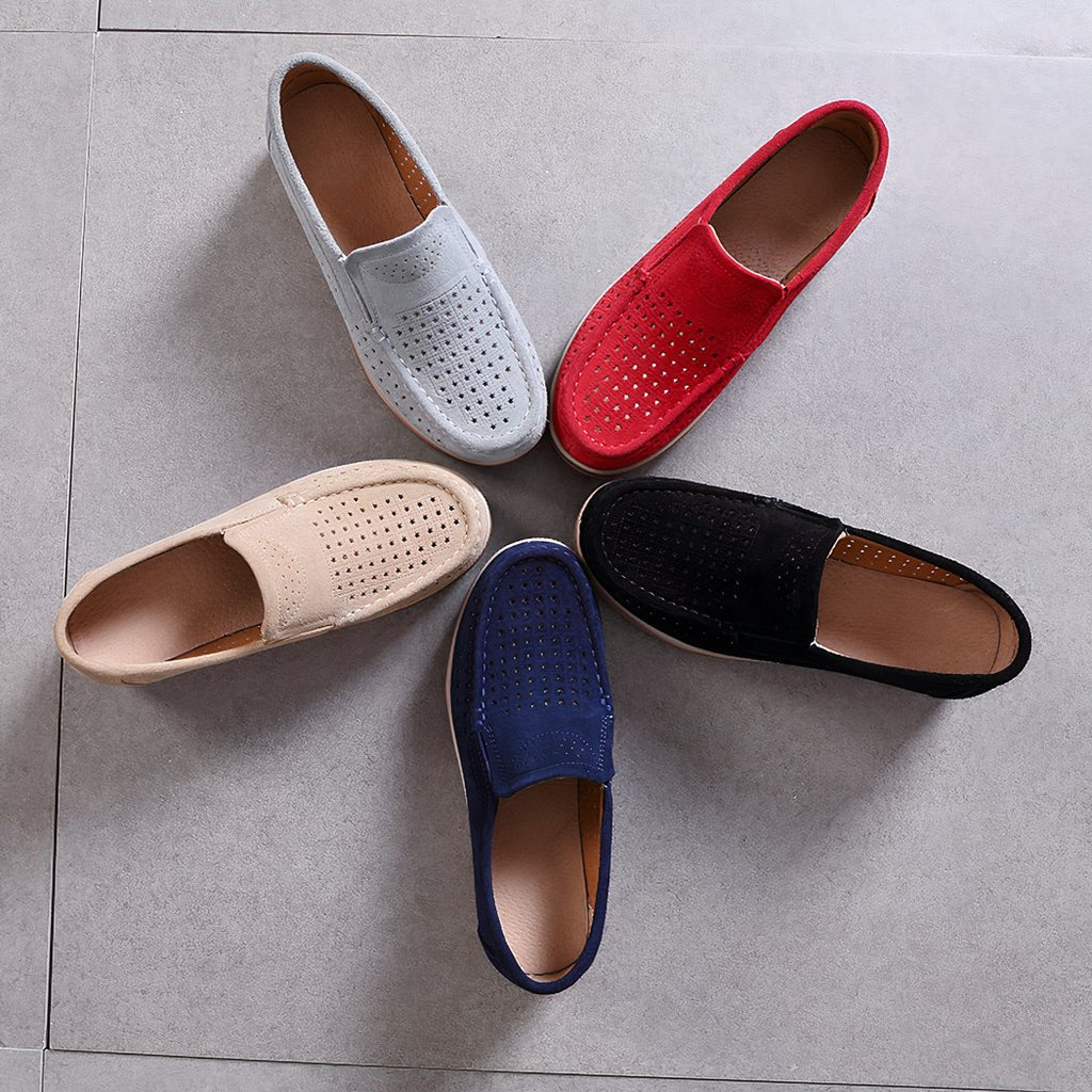 5 loafers arranged in a star shape on a grey floor, in grey, beige, blue, black and red