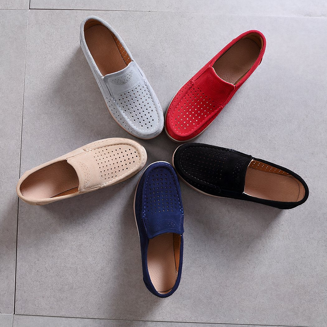 5 loafers arranged in a star shape on a grey floor, in grey, beige, blue, black and red