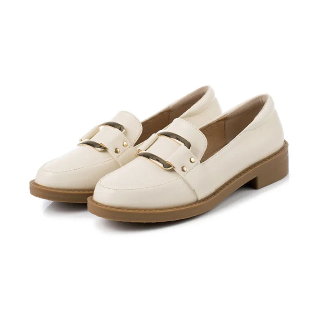 Detail of the gold buckle on the beige moccasin