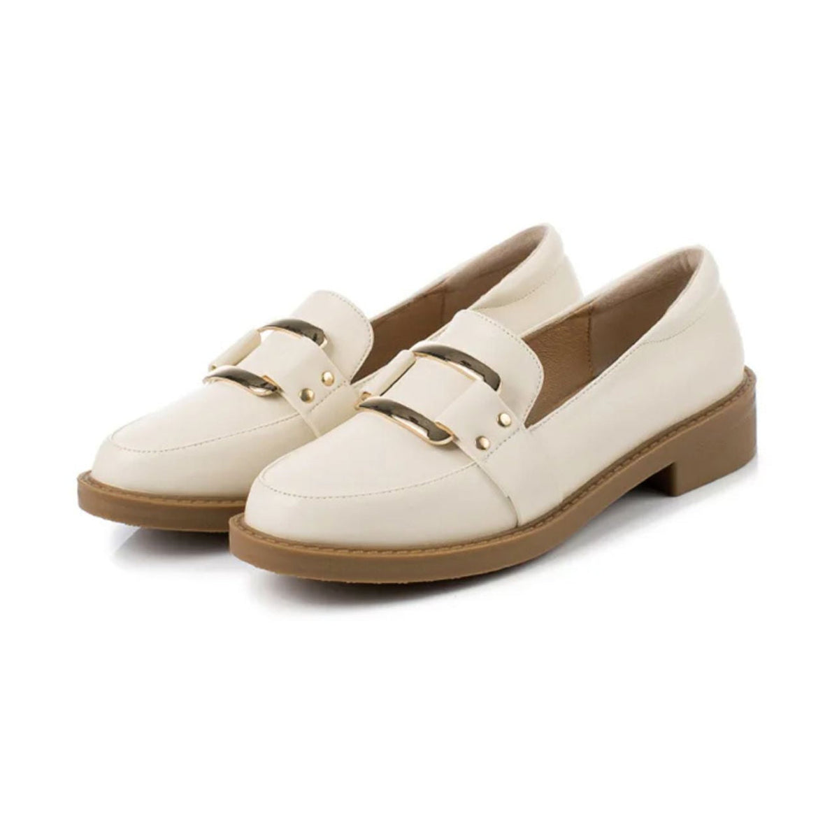 Detail of the gold buckle on the beige moccasin