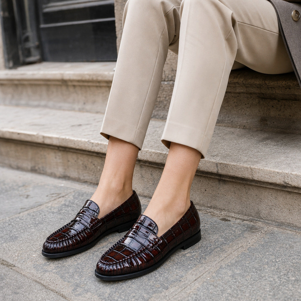 Women's croc-effect penny loafer in Black croc