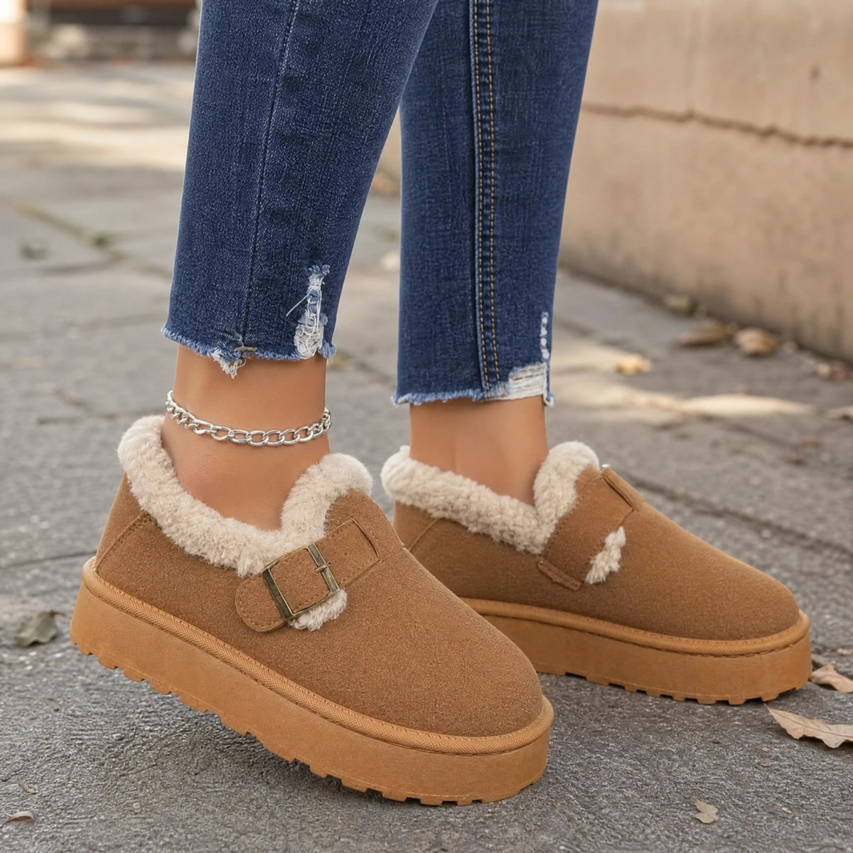 Thick 4 cm non-slip sole of the fur-lined moccasins