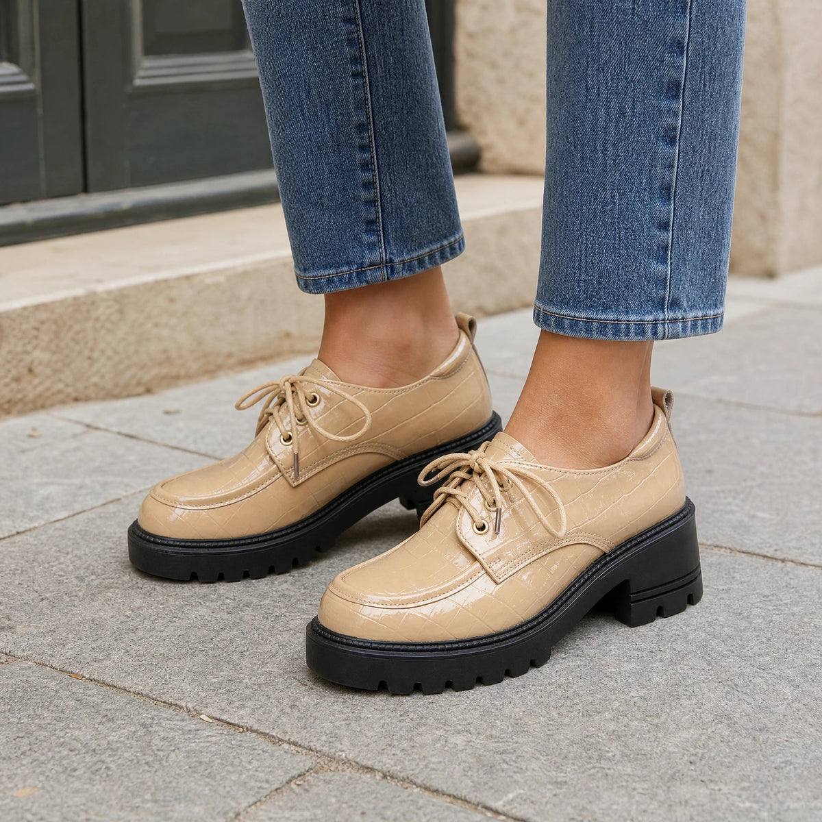 Heeled moccasins with adjustable lacing Image