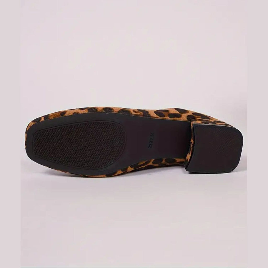 Women's leopard-print loafer mules with block heel, detail of the upper