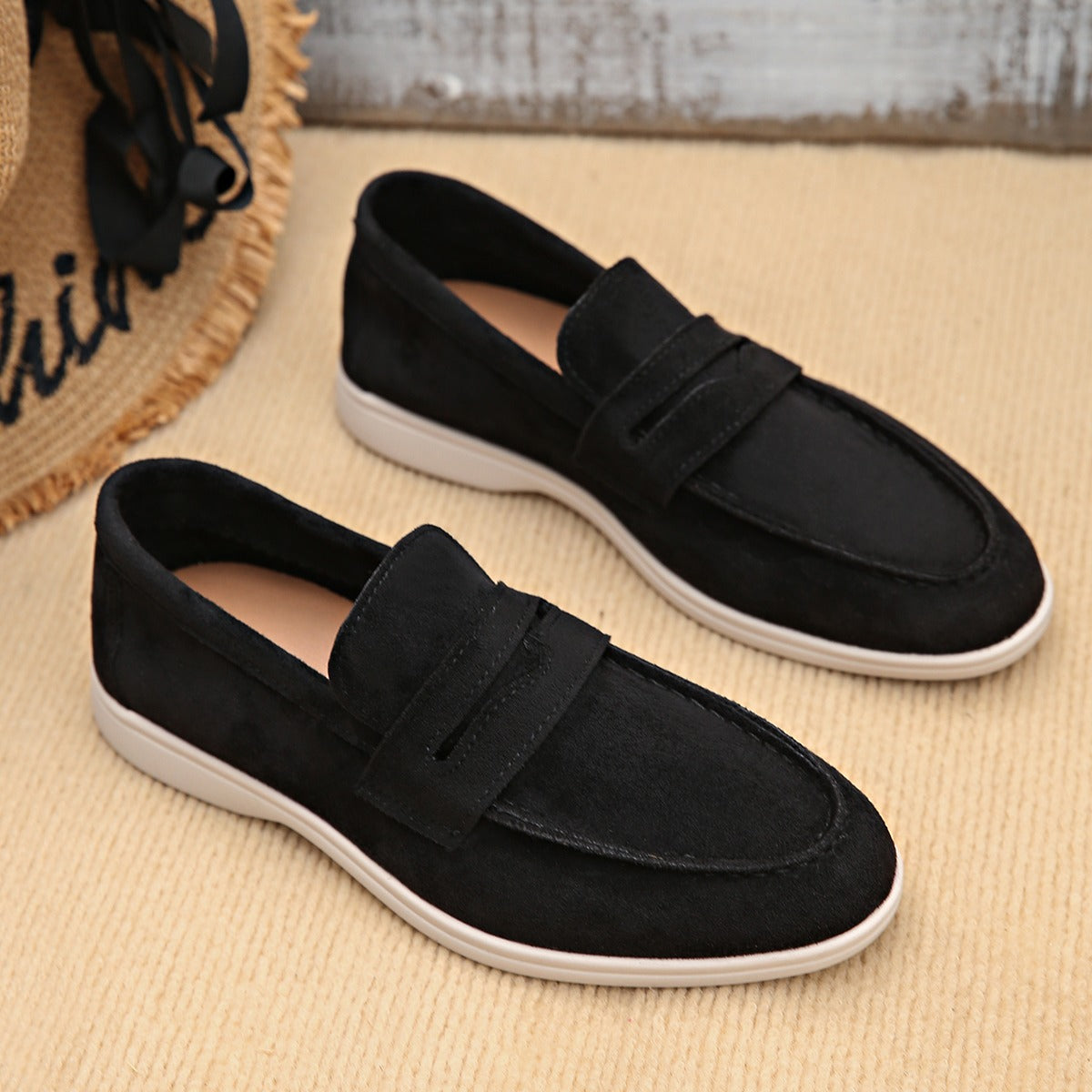 Women's strap loafer with white sole, black detail of the upper