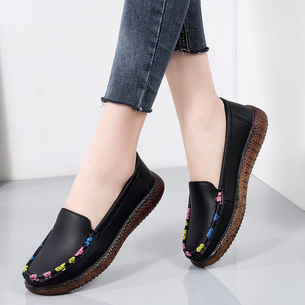 Women's moccasins with discreet floral motifs - Image 3