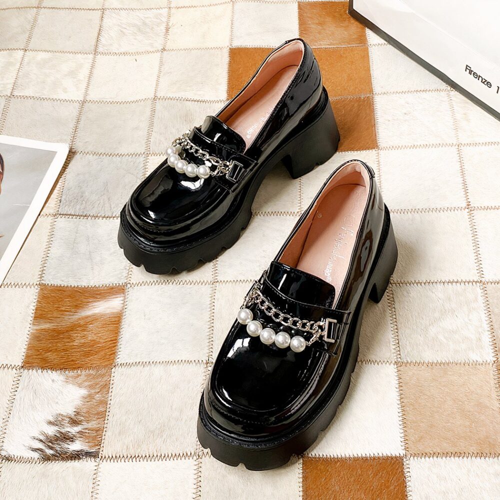 Chunky-soled loafers with chain and pearls - Image 2