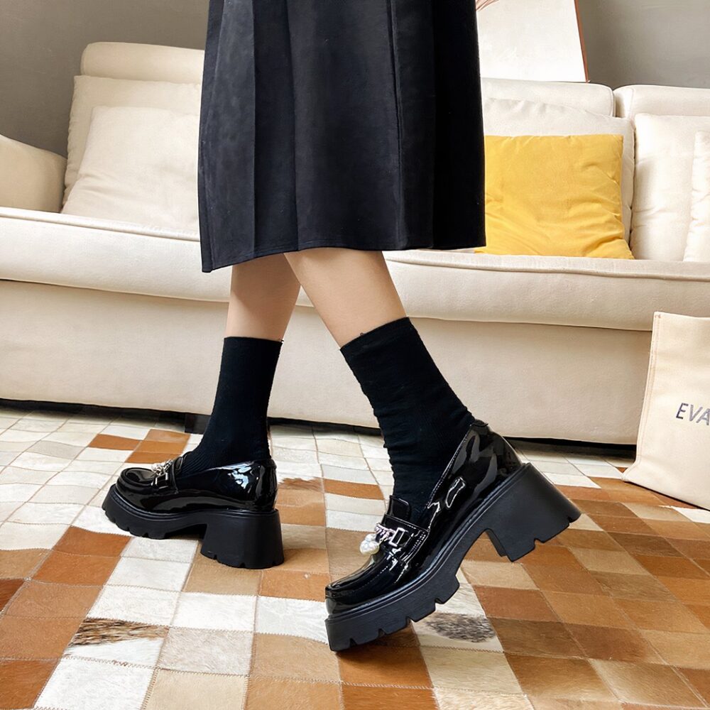 Chunky-soled loafers with chain and pearls - Image 11