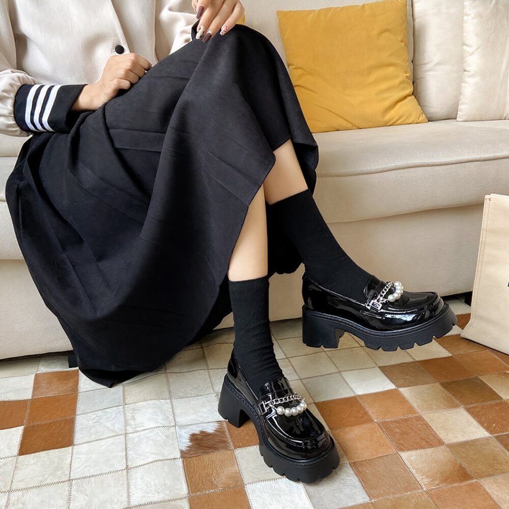 Chunky-soled loafers with chain and pearls - Image 7