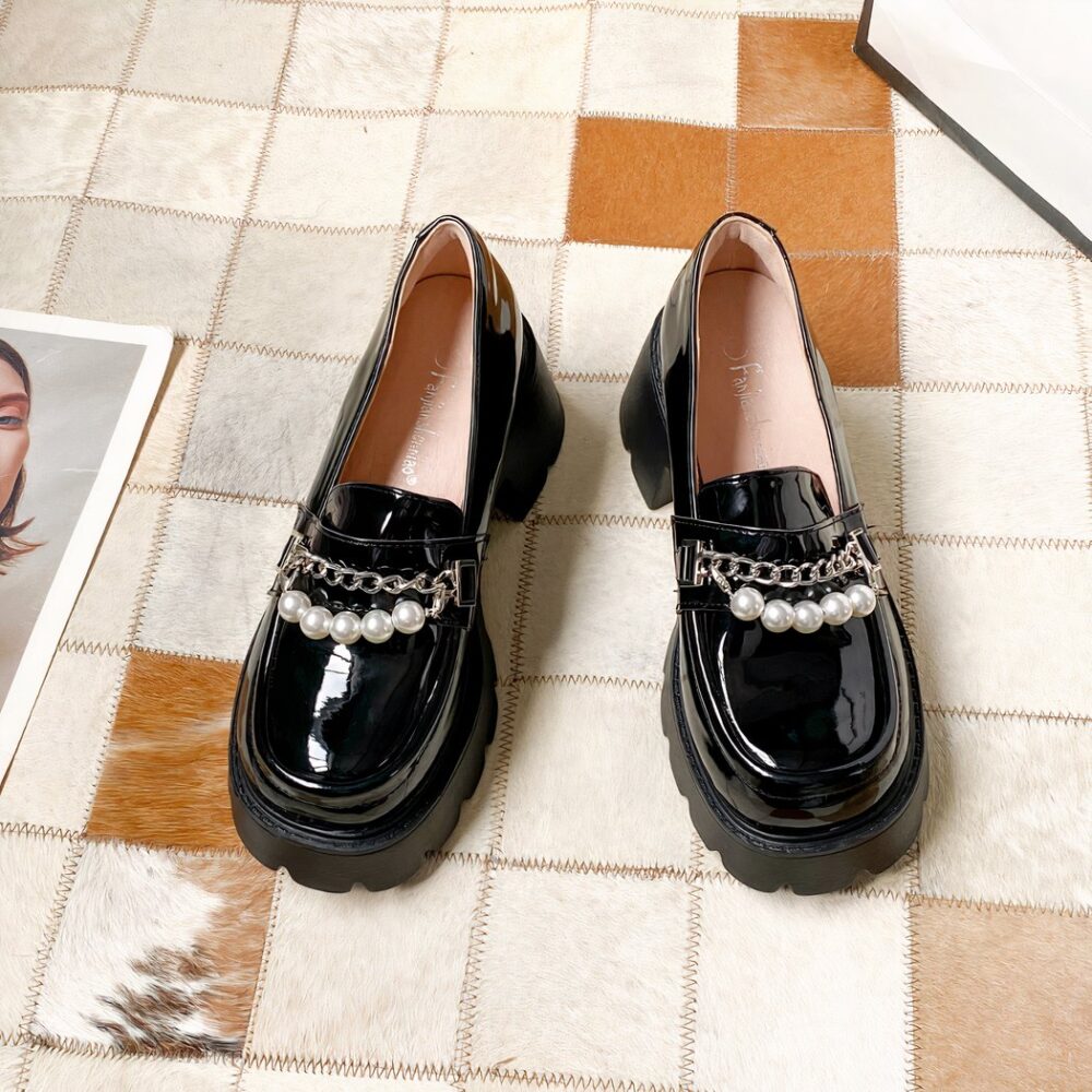 Chunky-soled loafers with chain and pearls - Image 5