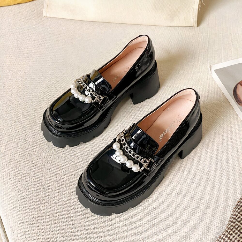 Chunky-soled loafers with chain and pearls - Image 4