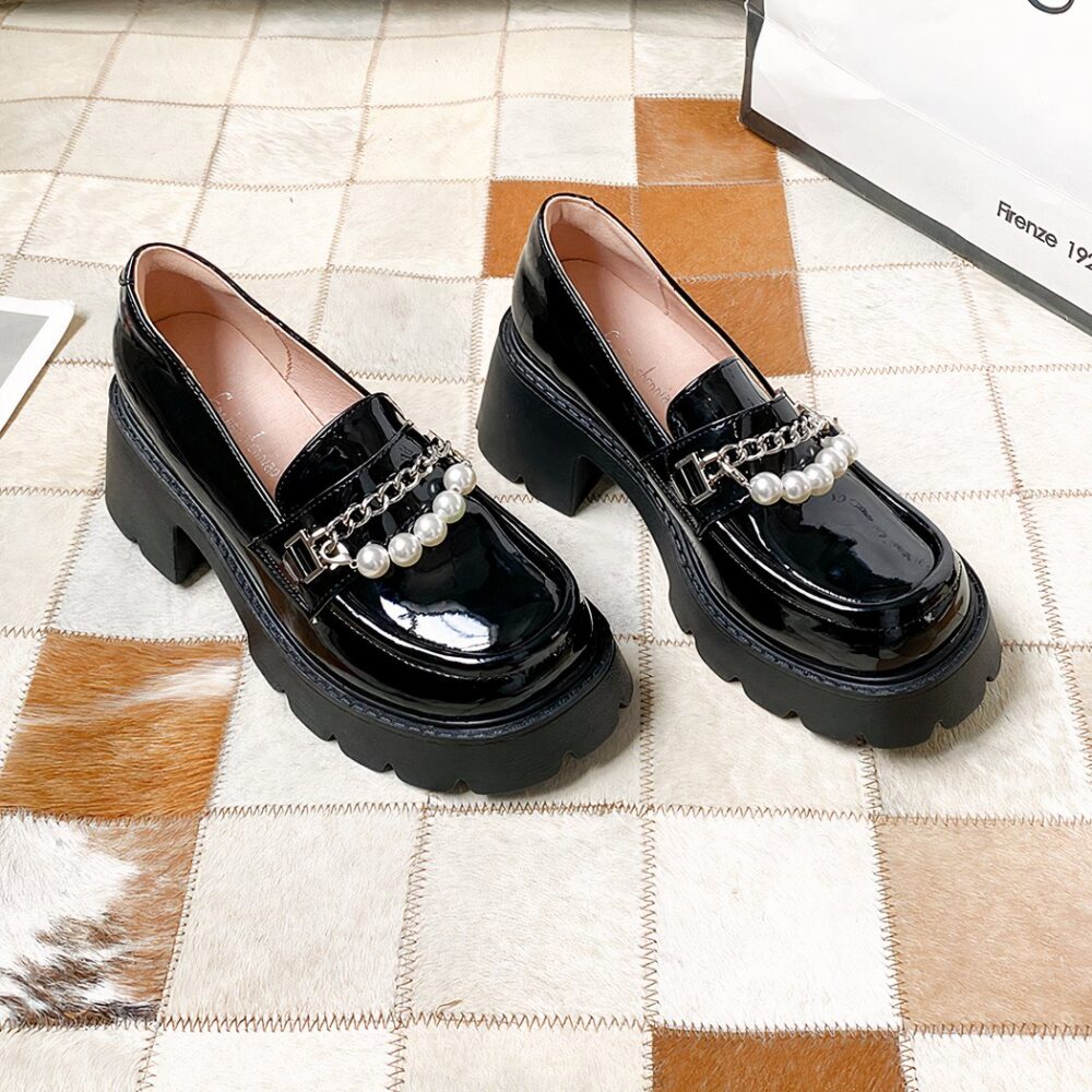 Chunky-soled loafers with chain and pearls - Image 3