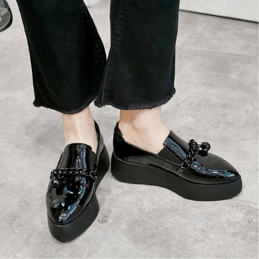 Patent platform loafers with decorative metal chain - Image 9