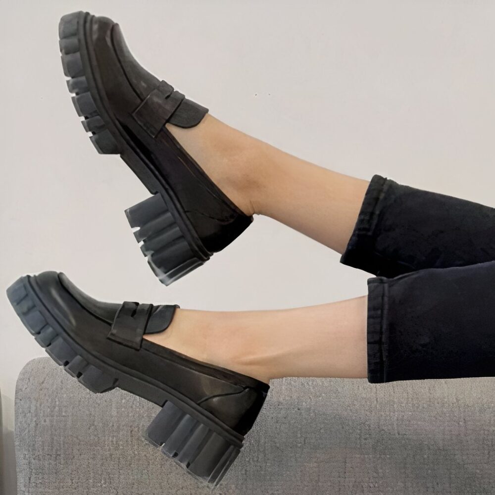 Simple loafers with heels and thick soles - Image 12