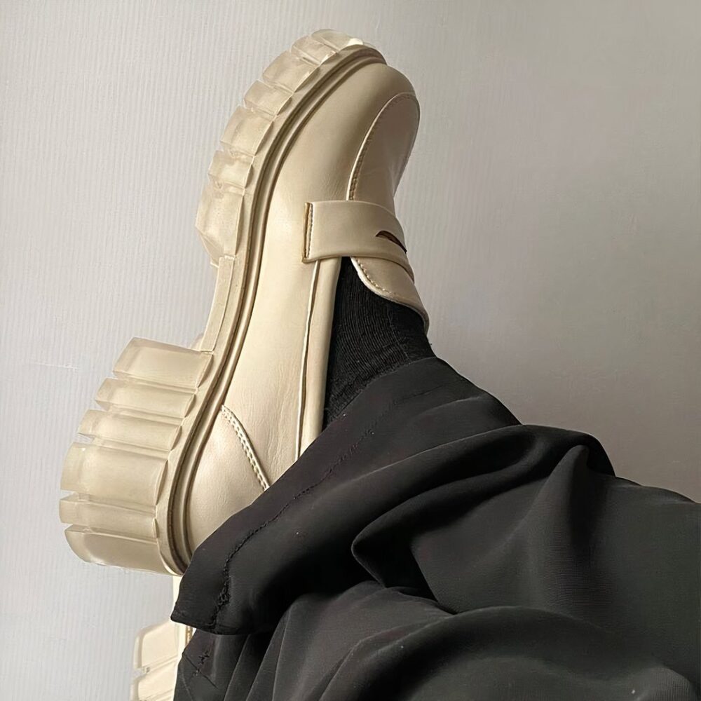 Simple loafers with heels and thick soles - Image 11