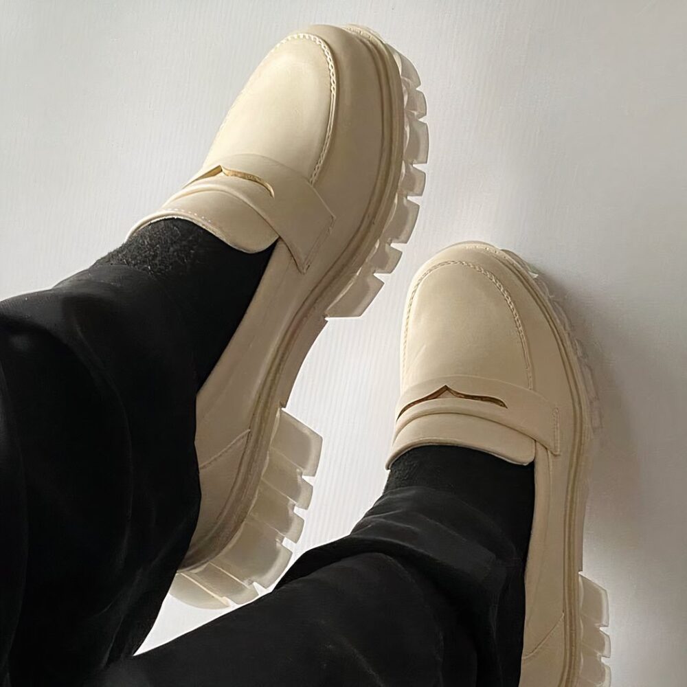 Simple loafers with heels and thick soles - Image 10
