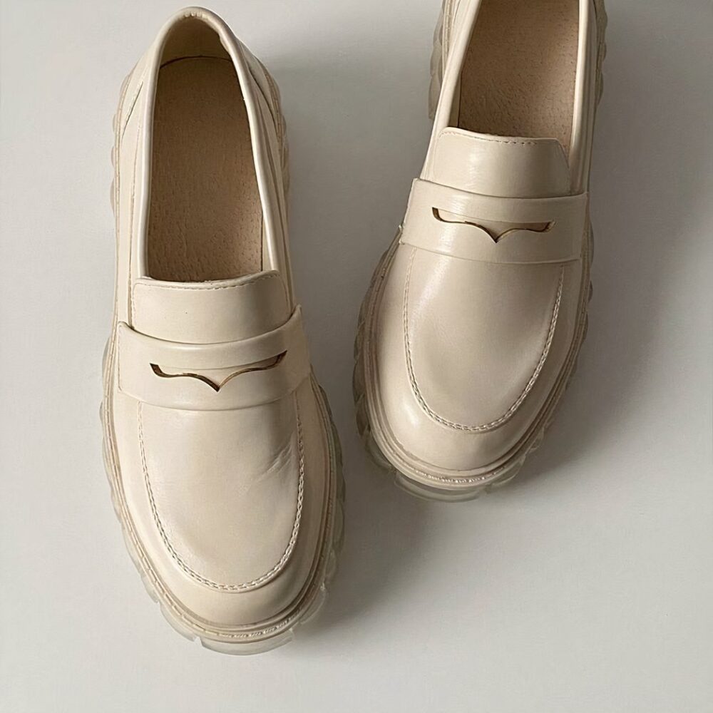 Simple loafers with heels and thick soles - Image 9