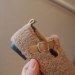 zoom on the faux fur of the brown moccasin