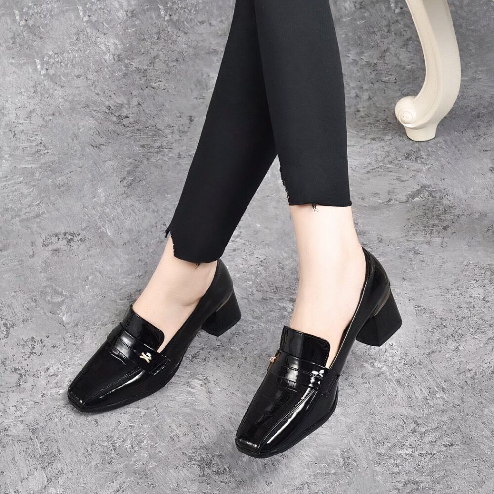 Women's patent leather moccasins with heels - Image 2