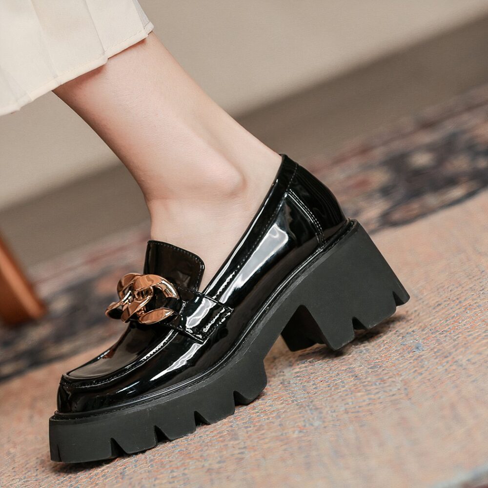 Patent leather-effect platform loafers with gold chain detail for women - Image 4