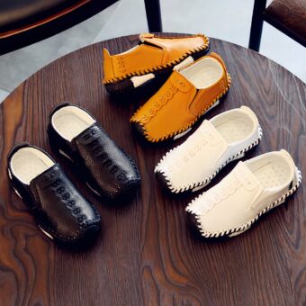 Soft-soled synthetic leather moccasins for boys with a wooden table bottom
