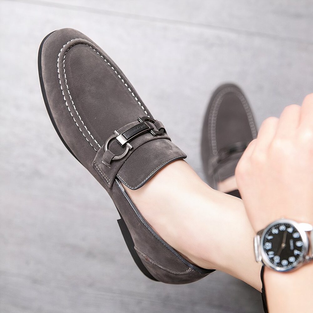 Synthetic suede loafers with decorative chain for men - Image 3