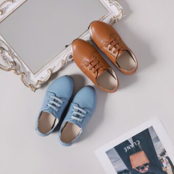 Boys' brown and blue synthetic leather slip-on moccasins with poster and mirror background