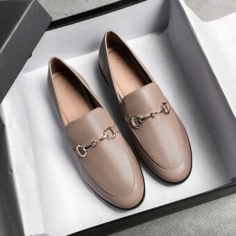 Leather slip-on loafers with gold details for women with a shoebox bottom