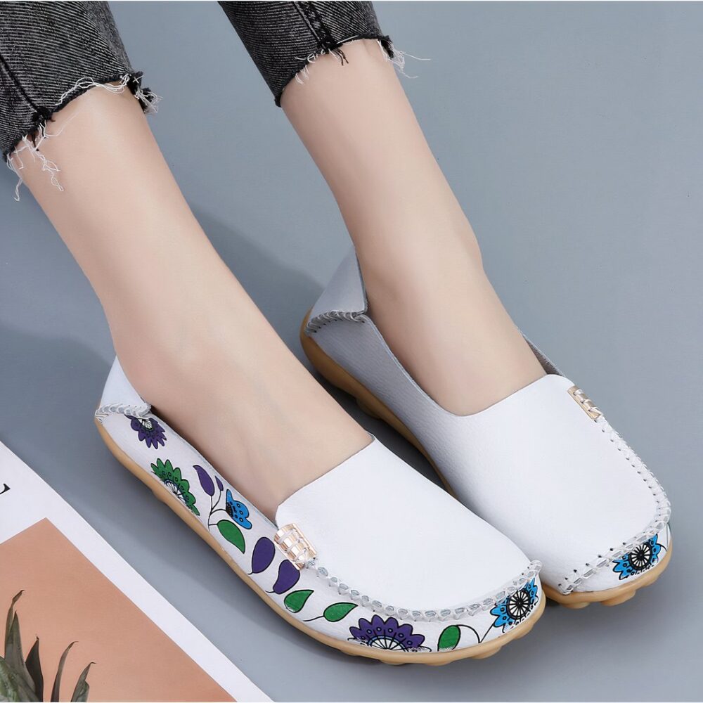 Women's moccasins in synthetic leather with floral motifs - Image 3