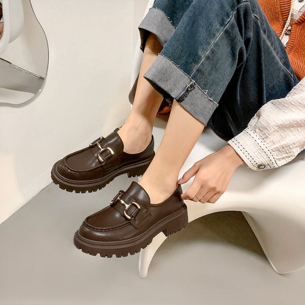 Women's moccasins with thick heels in neutral colors - Image 4