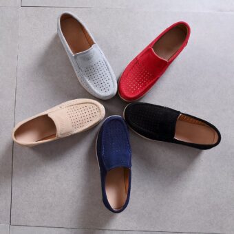 5 moccasins arranged in a star shape on a grey floor, in grey, beige, blue, black and red