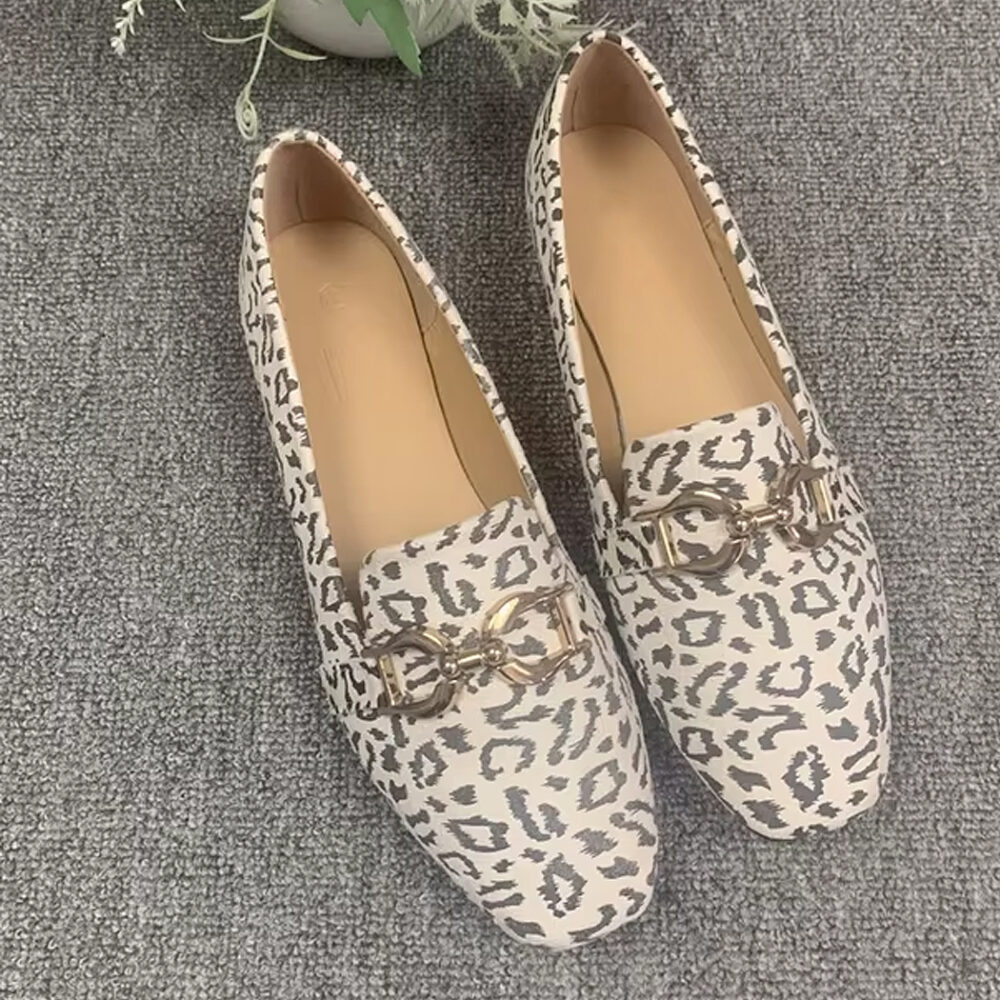 Leopard print loafers with chain for women - Image 7