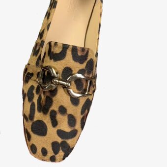 Leopard print loafers with chain for women featuring a metallic detail