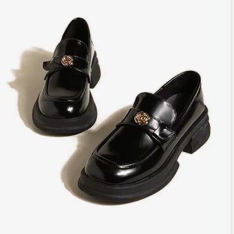 Platform loafers with flower details on a white ground