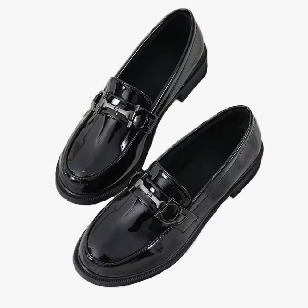 Loafers in patent leather with metallic details on a white background