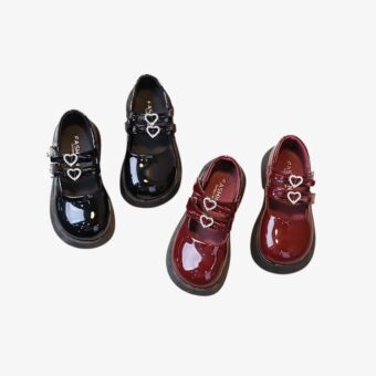 2 pairs of adorable patent moccasins with double strap for girls, with a shiny look and two straps with two rhinestone hearts on them.